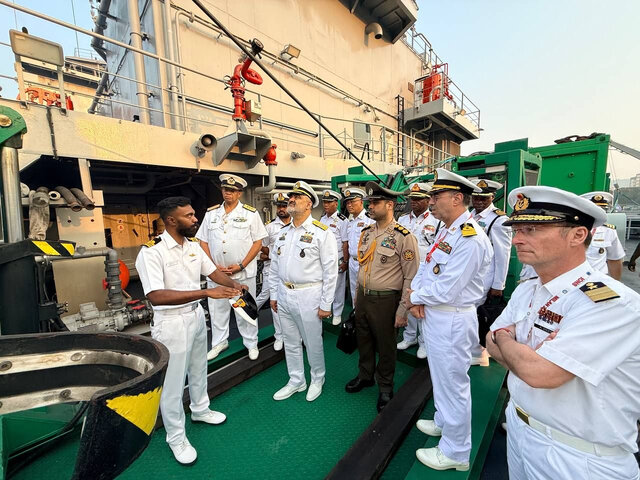 بازدید  فرمانده نیروی دریایی ارتش  از صنایع دریایی نیروی دریایی هند
