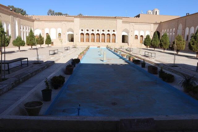 معاون برنامه و بودجه معاونت ریاست جمهوری از بزرگترین خانه خشتی جهان در رفسنجان بازدید کرد