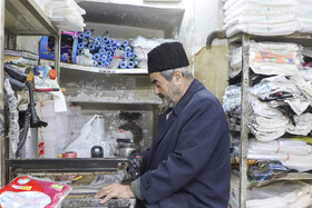 واژه «پاپاخ» ریشه‌ای ترکی دارد و به‌معنای کلاه پشمی است. این پوشش، قرن‌ها بخشی از پوشش روزمره مردان در شمال غرب ایران، به‌ویژه تبریز، بوده است.