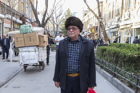 پاپاخ معمولاً از پوست بره‌های جوان تهیه می‌شود، زیرا الیاف نرم‌تر و متراکم‌تر این پوست، عایق حرارتی مؤثرتری ایجاد می‌کند.
