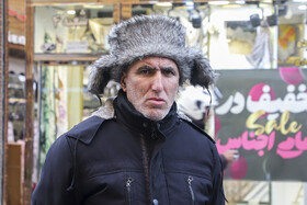 فرآیند ساخت پاپاخ شامل دباغی پوست، شکل‌دهی به قالب استوانه‌ای و دوخت دستی لبه‌هاست؛ مهارتی که به‌صورت سنتی توسط کلاه‌دوزان محلی انجام می‌شود.
