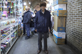 در گذشته، نوع و کیفیت پاپاخ می‌توانست نشان‌دهنده وضعیت اجتماعی و اقتصادی فرد باشد؛ پوست‌های ضخیم‌تر و یکدست‌تر، ارزش بیشتری داشتند.
