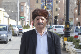 در فرهنگ آذری، برداشتن پاپاخ از سر می‌تواند نشانه احترام باشد، در حالی که حفظ آن بر سر، نمادی از شأن و هویت فرد تلقی می‌شود.
