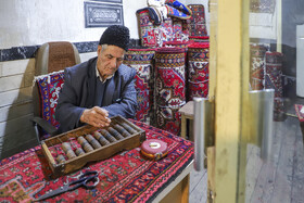 هر پاپاخ به‌دلیل استفاده از پوست طبیعی، بافت و فرم منحصربه‌فردی دارد و هیچ دو کلاهی کاملاً مشابه یکدیگر نیستند.
