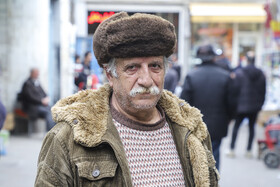 در گذشته، نوع و کیفیت پاپاخ می‌توانست نشان‌دهنده وضعیت اجتماعی و اقتصادی فرد باشد؛ پوست‌های ضخیم‌تر و یکدست‌تر، ارزش بیشتری داشتند.
