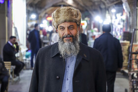 فرآیند ساخت پاپاخ شامل دباغی پوست، شکل‌دهی به قالب استوانه‌ای و دوخت دستی لبه‌هاست؛ مهارتی که به‌صورت سنتی توسط کلاه‌دوزان محلی انجام می‌شود.
