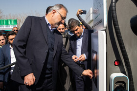 علیرضا زاکانی، شهردار تهران در مراسم رونمایی از بزرگترین ایستگاه شارژ برقی تهران