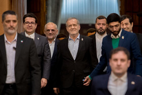 مسعود پزشکیان، رئیس‌جمهور و احمد دنیامالی، وزیر ورزش در آیین تجلیل از مدال‌آوران پارالمپیک 