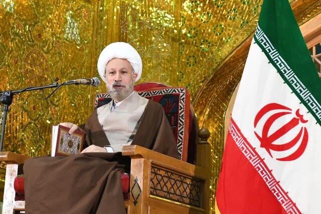 امام جمعه شیراز: آمریکا با ترساندن از فقر و ترویج فحشا علیه ایران عمل می‌کند