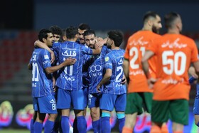 مس رفسنجان ۰ - ۱ استقلال/ صدرنشینی آبی‌پوشان پس از اخراج ساپینتو