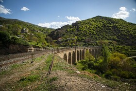 پل شوراب یکی از زیبا ترین پلهای قوسی راه آهن شمال در نزدیکی منزل برجعلی شیرزاد قراردارد.