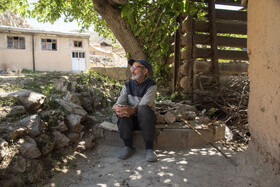«برجعلی شیرزاد» در کنار دکه کوچک نزدیک منزلش