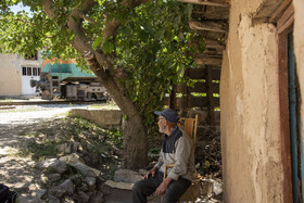 «برجعلی شیرزاد» در کنار بقالی کوچک نزدیک منزلش هر روز نظاره گر تردد قطارهای رهگذر است.