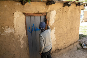 در سال ۱۴۰۲ پس از کاهش تردد قطارهای گردشگری،مشتری های این دکان بقالی کم تر شدندو کسب و کار کم رونق شد.