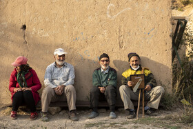 برجعلی و همکاران بازنشسته اش هر روز دراینجا جمع میشدند و با گفتگو باهم روز را سپری میکردند.