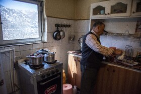 احمد شیرزاد فرزند ارشد برجعلی در کارهای خانه مانند سایر فرزندان دیگرش به او کمک میکند.