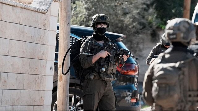 فیلم آزار یک فلسطینی توسط سربازان ارتش رژیم صهیونیستی