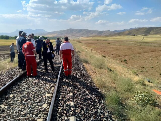 عکس تزئینی است برخورد قطار با عابر در قم یک فوتی بر جای گذاشت