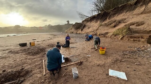 نجات ردِ پاهای ۲۰۰۰ساله