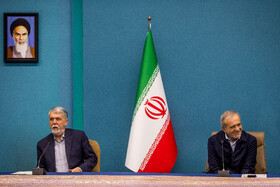 مسعود پزشکیان، رئیس جمهور و سید عباس صالحی وزیر فرهنگ و ارشاد اسلامی در جلسه شورای عالی قرآن