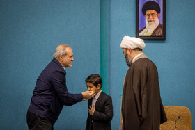 مسعود پزشکیان، رئیس جمهور و  محمد قمی، رئیس سازمان تبلیغات اسلامی در جلسه شورای عالی قرآن