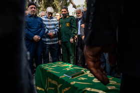 سردار حسن حسن‌زاده، فرمانده سپاه محمد رسول الله تهران در مراسم خاکسپاری حاجیه خانم معصومه حسینی‌زاده مادر جاویدالاثر  سردار احمد متوسلیان