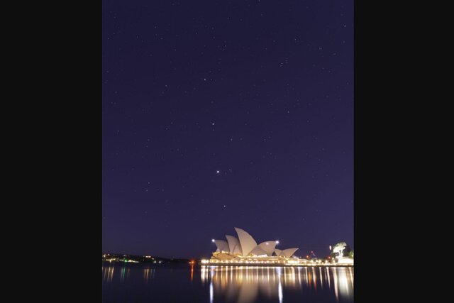 عکس روز ناسا از رژه سیاره‌ها بر فراز خانه اپرای سیدنی