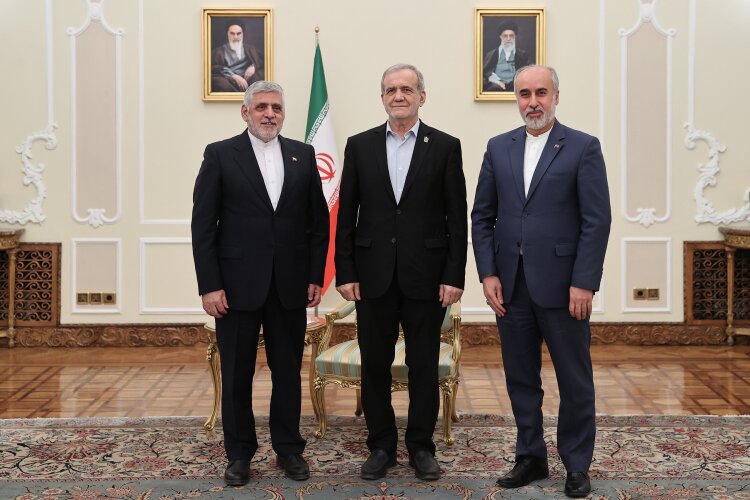 پزشکیان: سفارتخانه‌ها مسئولیت مهمی در فعال‌سازی ظرفیت‌های ترانزیتی دارند