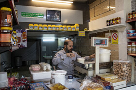 حاج حسن کشمیری، بنیان‌گذار یکی از قدیمی‌ترین شیرفروشی‌های مشهد، در سال ۱۳۲۵ متولد شد. پس از او، پسرانش مسئولیت این میراث خانوادگی را بر عهده گرفتند. مغازه پس از فوت پدر شکل گرفت، تا قبل از آن پدر با موتورسیکلت به کار شیرفروشی مشغول بود. علی‌اکبر (فرزند ارشد) اکنون مغازه را می‌گرداند و الیاس (برادر کوچک‌تر)، همچنان راه پدر را با همان موتور قدیمی ادامه می‌دهد.نگه داشتن این شغل برای خانواده کشمیری، نمادی از پیوند نسل‌ها و حفظ سنت دیرینه است.
