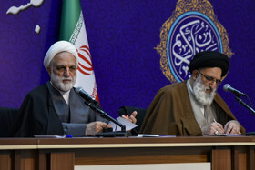 سید محمدمهدی حسینی همدانی، امام جمعهٔ کرج و نماینده ولی فقیه در استان و غلامحسین محسنی اژه‌ای، رئیس قوه قضائیه در جلسه شورای اداری استان البرز