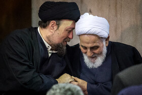  سید حسن خمینی و علی‌اکبر ناطق‌نوری در مراسم تشییع و خاکسپاری آیت‌الله امام‌جمارانی