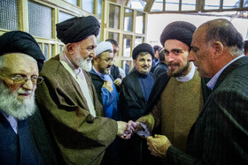  سیداحمد خمینی در مراسم تشییع و خاکسپاری آیت‌الله امام‌جمارانی