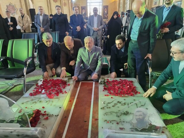 گلباران مزار شهیدان رجایی و باهنر به مناسبت هفته امور تربیتی