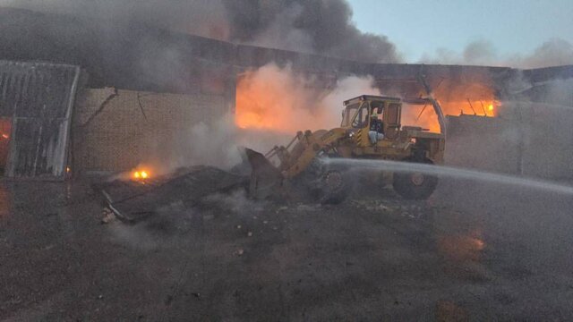 آتش‌سوزی در کارخانه تولید کفش در جاده خاوران