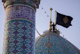 سومین حرم اهل بیت(ع) در ایران اسلامی غرق عزا شد/ نصب پرچم سیاه بر فراز گنبد شاهچراغ