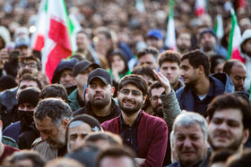 تجمع سوگواران رهبر شهید انقلاب در میدان انقلاب تهران