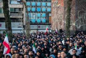 تجمع سوگواران رهبر شهید انقلاب در میدان انقلاب تهران