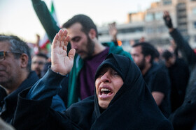 تجمع سوگواران رهبر شهید انقلاب در میدان انقلاب تهران