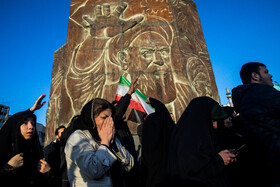 تجمع سوگواران رهبر شهید انقلاب در میدان انقلاب تهران