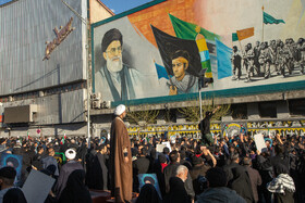 تجمع سوگواران رهبر شهید انقلاب در میدان انقلاب تهران
