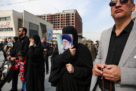 تجمع سوگواران رهبر شهید انقلاب در میدان شهدا مشهد