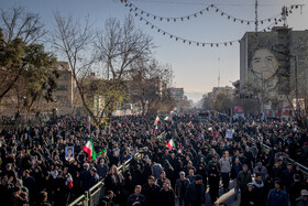 تجمع سوگواران رهبر شهید انقلاب در میدان انقلاب تهران