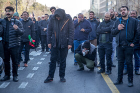 تجمع سوگواران رهبر شهید انقلاب در میدان انقلاب تهران
