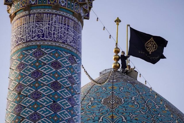 سومین حرم اهل بیت(ع) در ایران اسلامی غرق عزا شد/ نصب پرچم سیاه بر فراز گنبد شاهچراغ