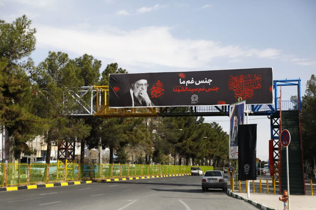 ۴۰ هزار مترمربع بنر و پرچم‌های انتقام و اقتدار در شهر قم اکران شد