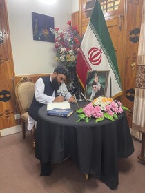 ذبیح الله مجاهد دفتر یادبود شهدای جنگ را امضا کرد
