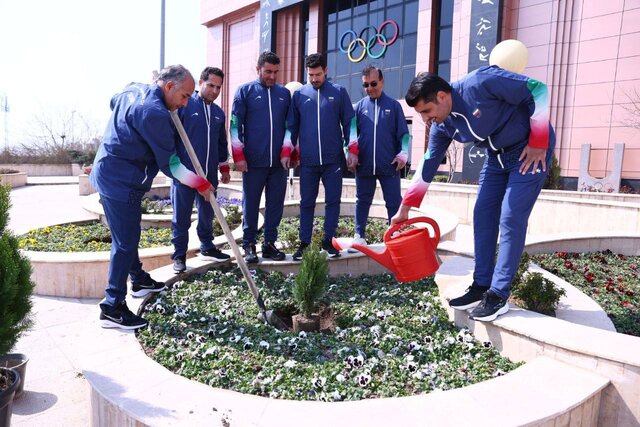 درختکاری جامعه ورزش در کمیته ملی المپیک به یاد رهبر انقلاب و شهدا