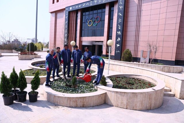 درختکاری جامعه ورزش در کمیته ملی المپیک به یاد رهبر انقلاب و شهدا 