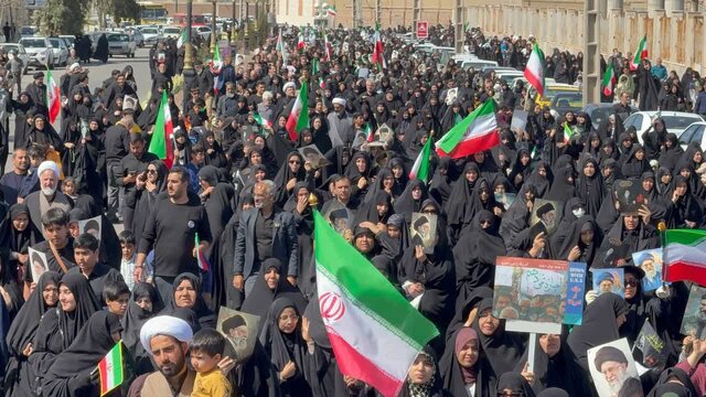 راهپیمایی مردم رفسنجان در عزای شهادت رهبر انقلاب و محکومیت تجاوز دشمن + فیلم