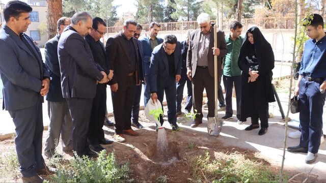کاشت ۵۰۰۰ درخت به نیت رهبر شهید و به نام دانش‌آموزان مینابی در مدارس استان کرمان